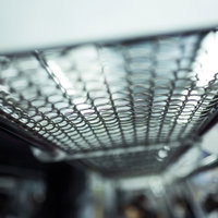 電車の網棚を見上げたアングルの写真