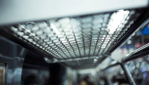 電車の網棚を見上げたアングル