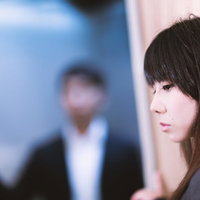苦手な上司と鉢合わせして顔をそらす女性社員の写真