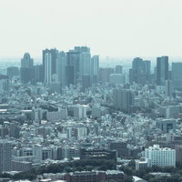 高所から見下ろした密集するビル群の都市景観の写真