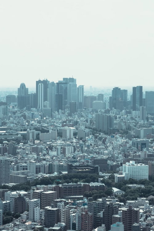 高所から見下ろした密集するビル群の都市景観