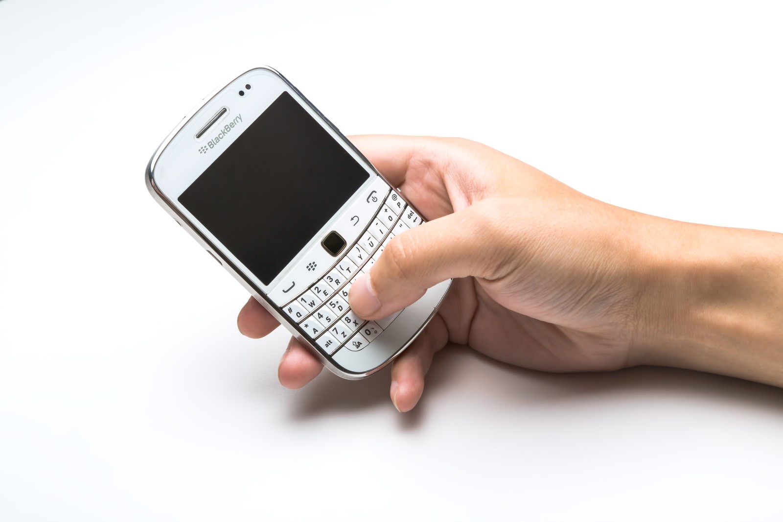 白いBlackBerryを片手で持つ人の手