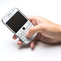BlackBerryを操作する手の写真