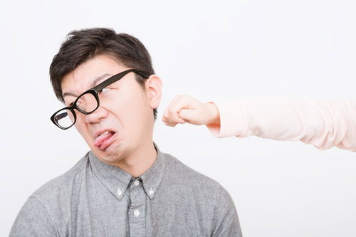 パンチを喰らってまんざらでもない彼氏