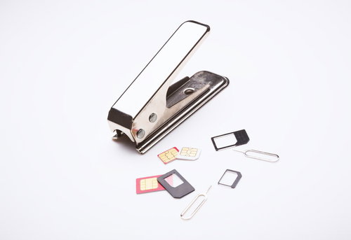 銀色のSIMカッターとSIMカードやアダプターの一式