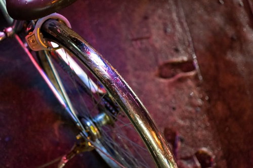 虹色に光る自転車フレームの接写