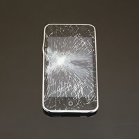 画面が放射状に割れたスマートフォンの写真