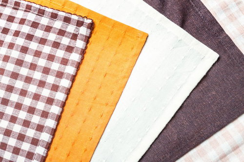 茶色やオレンジなど5色が斜めに重なるランチョンマット