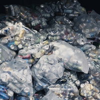 リサイクルに持ち込まれた大量の空き缶と透明袋の写真