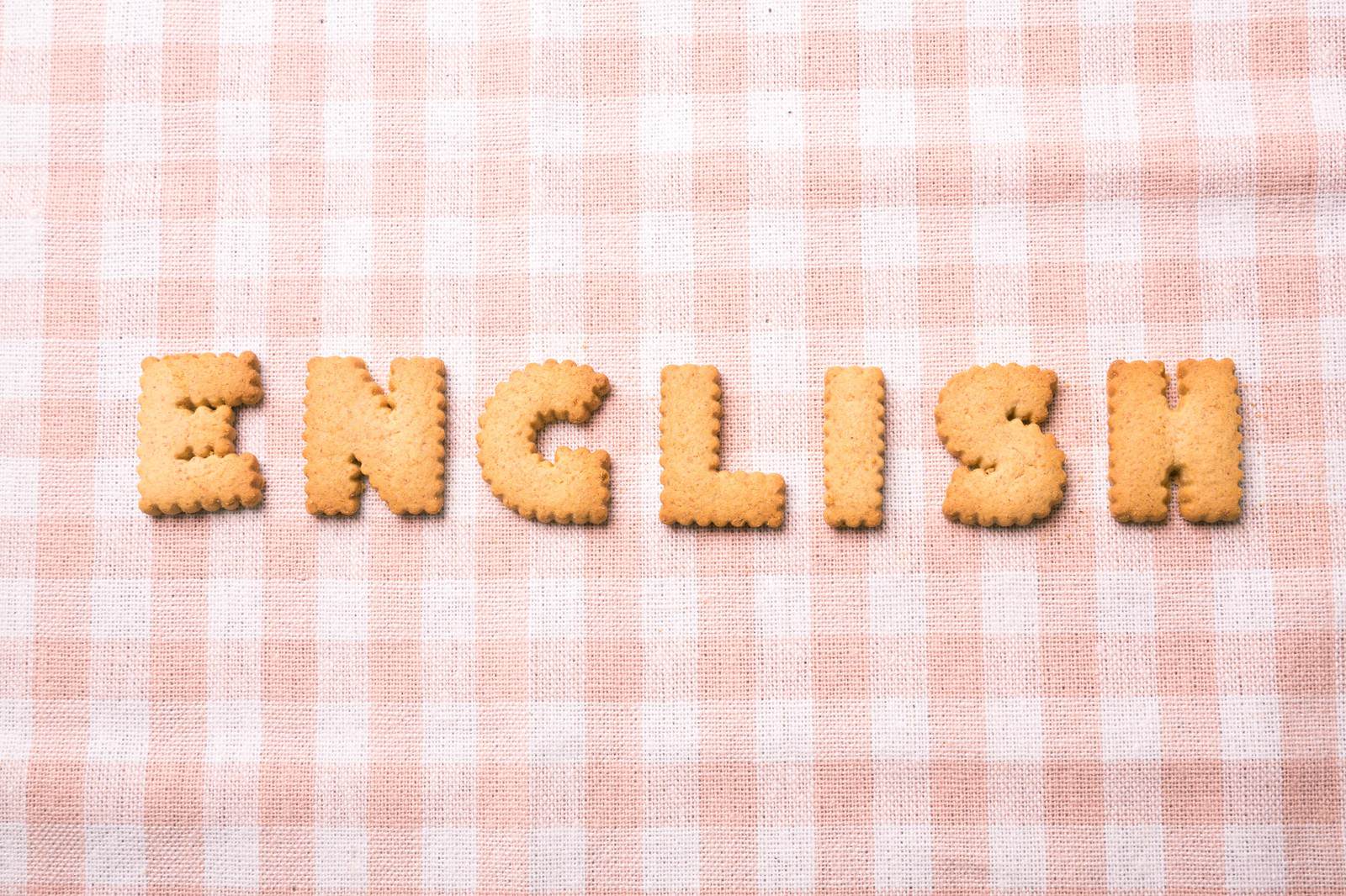 白い布の上にENGLISHと横一列に並んだアルファベットクッキー