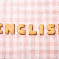白い布の上にENGLISHと横一列に並んだアルファベットクッキーの写真