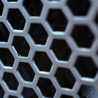 ハニカム模様の金属フェンスのアップの写真