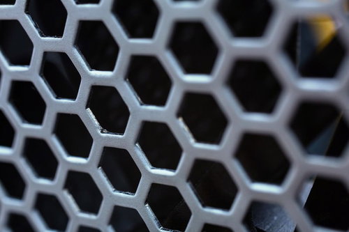 ハニカム模様の金属フェンスのアップ