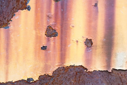 腐食した錆びた金属の壁