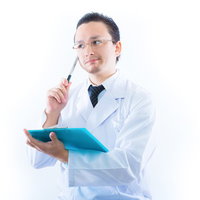 検査結果に悩む男性ドクターの写真