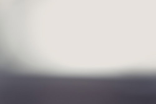 窓ぎわから差し込む光とボケの背景、フレア効果