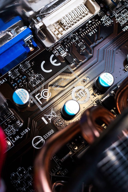 マザーボードの基板とコネクタの接写