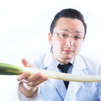 「これで風邪治せよ」と長ネギを手渡す医者の写真