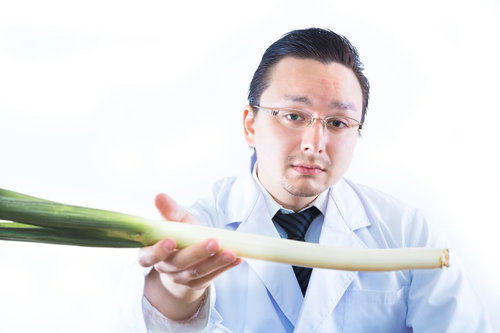 「これで風邪治せよ」と長ネギを手渡す医者