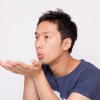 両手で「ふぅー」の写真
