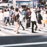 渋谷の人混みが行き交うスクランブル交差点の写真