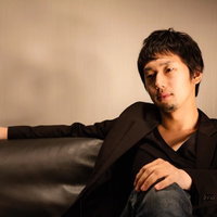 ソファーに座るホスト風の男性の写真