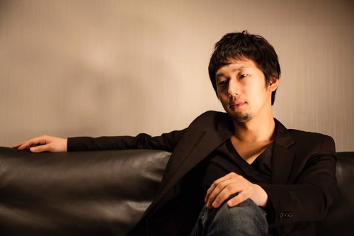 ソファーに座るホスト風の男性