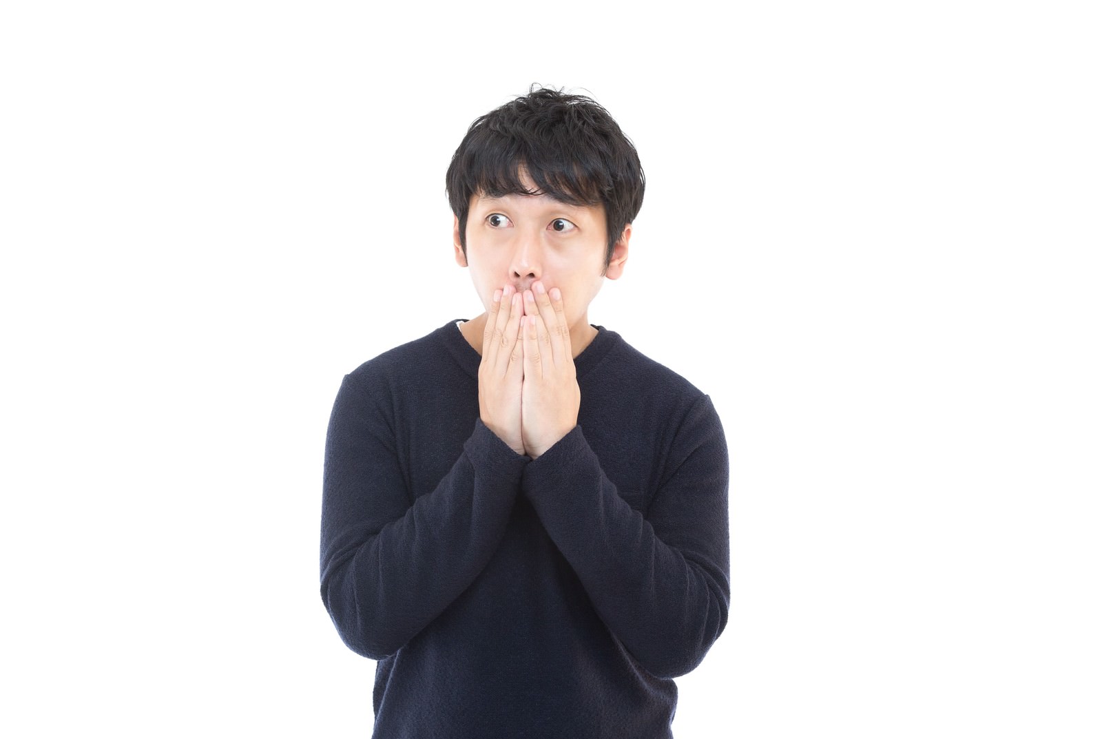 両手を口元に当てて上を見る黒い長袖の男性［モデル：大川竜弥］