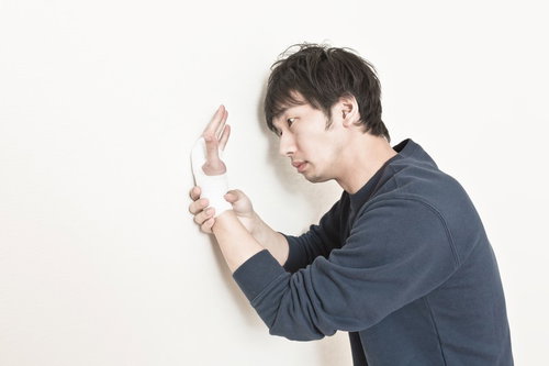 壁を叩きすぎて手首を痛めてしまったニート