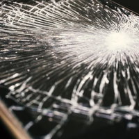 割れた液晶画面（スマホ）のクローズアップの写真