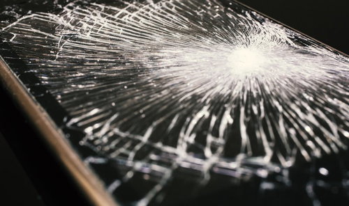 割れた液晶画面（スマホ）のクローズアップ