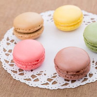 レースペーパーに並んだマカロンの俯瞰撮影の写真