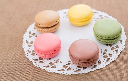 レースペーパーに並んだマカロンの俯瞰撮影