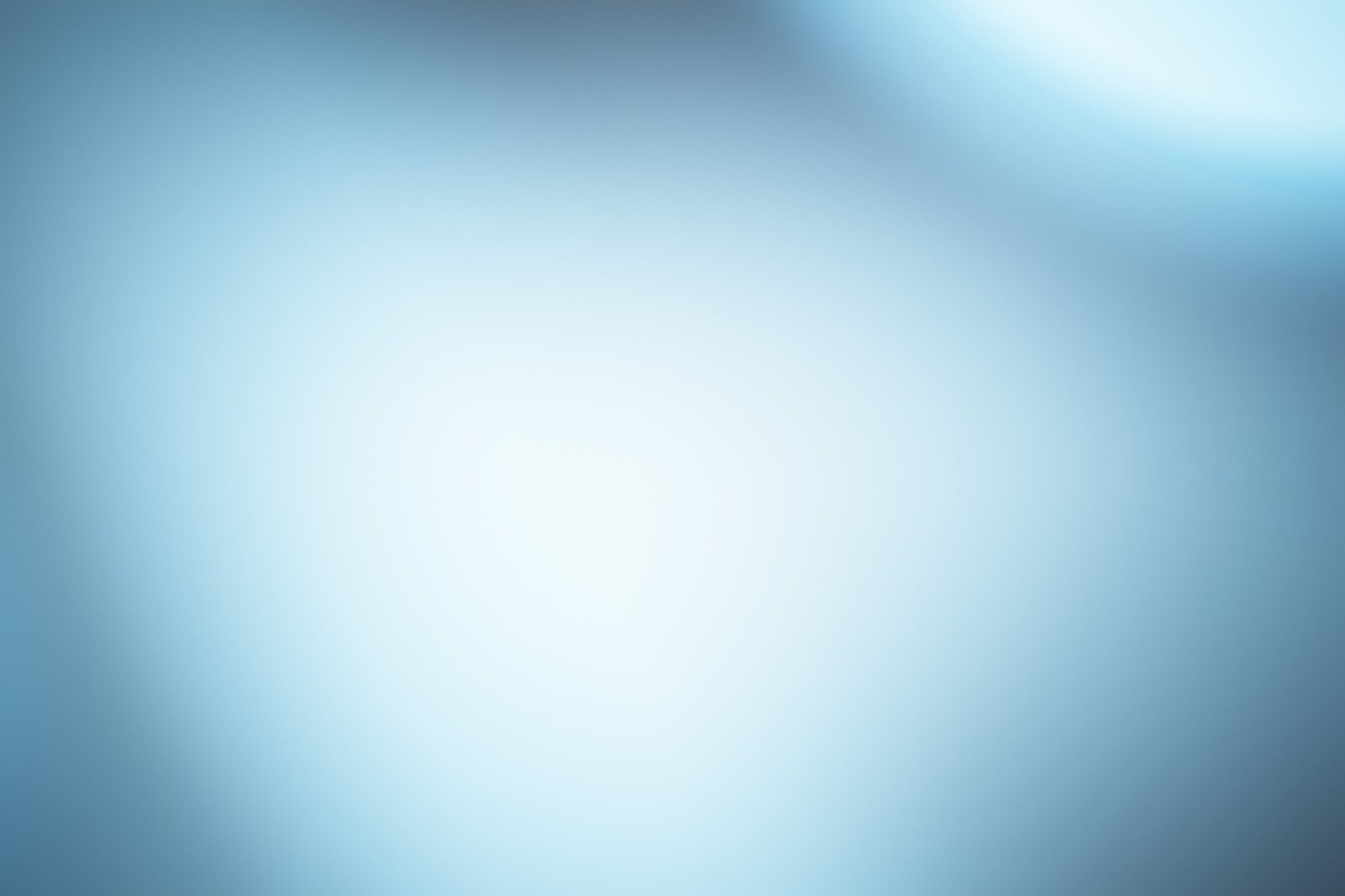 青と白のグラデーションが均一に広がるぼけた抽象写真
