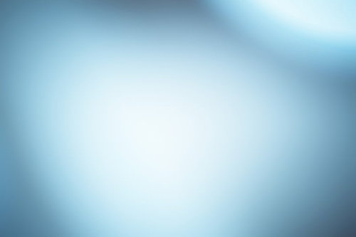 青と白のグラデーションが均一に広がるぼけた抽象写真