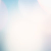 光と色が混ざり合う青系グラデーションの柔らかい抽象写真の写真