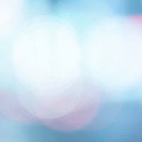 青やピンクが混じった柔らかい冷たい光のぼけた抽象写真の写真