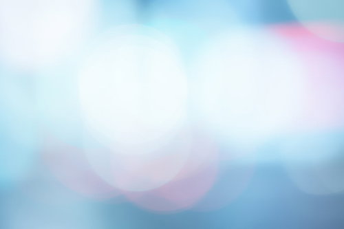 青やピンクが混じった柔らかい冷たい光のぼけた抽象写真