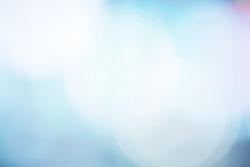 淡い色の光が柔らかく広がる青く冷たいボケの背景写真