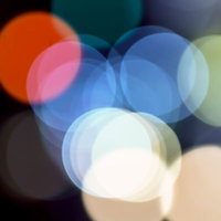 暗闇に浮かぶカラフルな丸い玉ぼけの写真