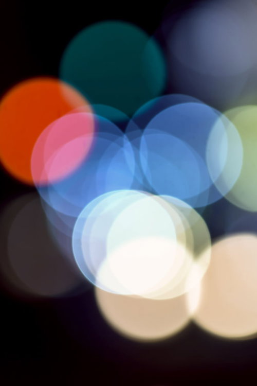 暗闇に浮かぶカラフルな丸い玉ぼけ