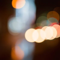 カラフルな丸ぼけが浮かぶ夜のイルミネーションの写真