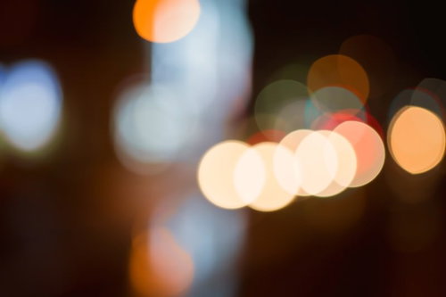 カラフルな丸ぼけが浮かぶ夜のイルミネーション