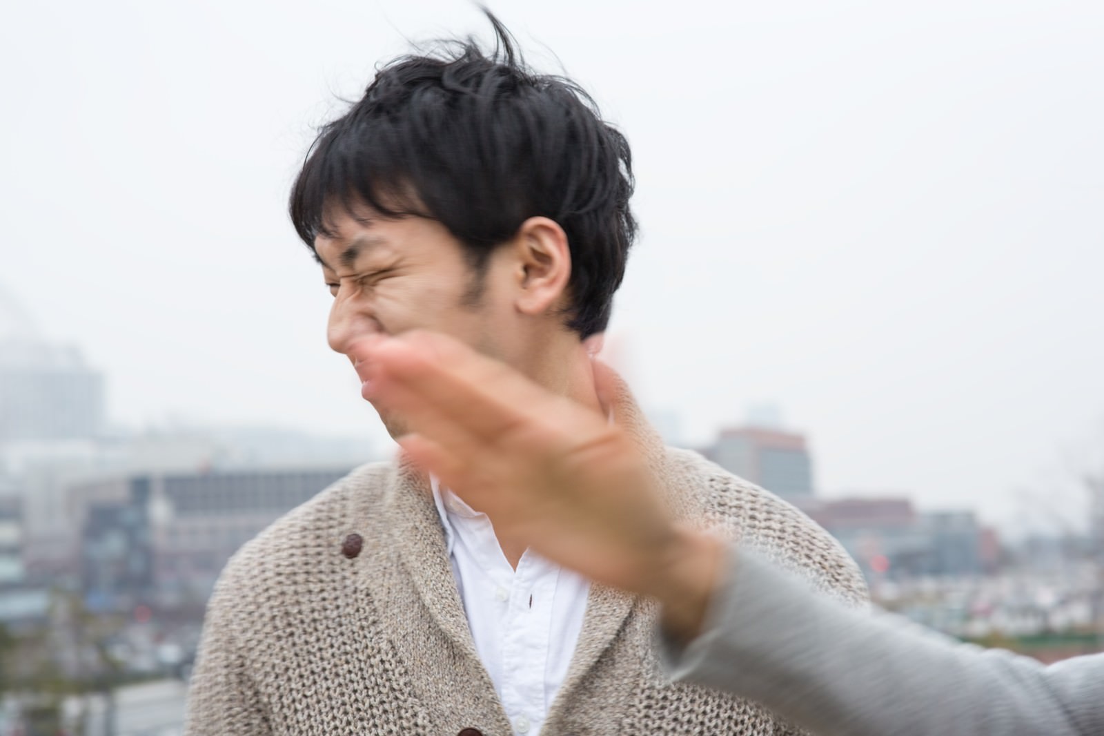 手を振り払う男性・屋外［モデル：大川竜弥］