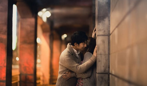 耳元で「ア・イ・シ・テ・ル」とささやくにやけ顏の男