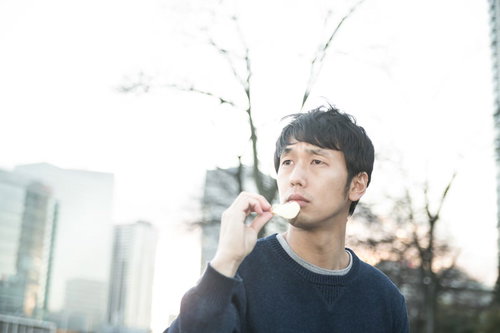 ポテチを狙うトンビと目が合い体が硬直する男性