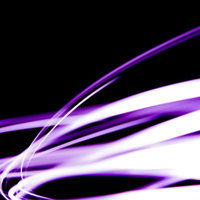 紫と白の光の筋が波のように左から右上に流れる抽象写真の写真