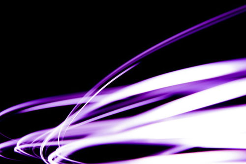 紫と白の光の筋が波のように左から右上に流れる抽象写真