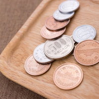 木製トレーに並んだ日本の硬貨の写真