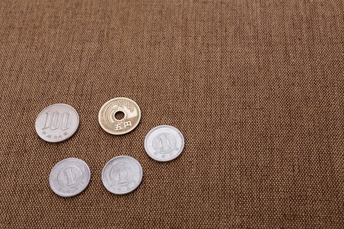 布の上に置かれた108円分の日本硬貨